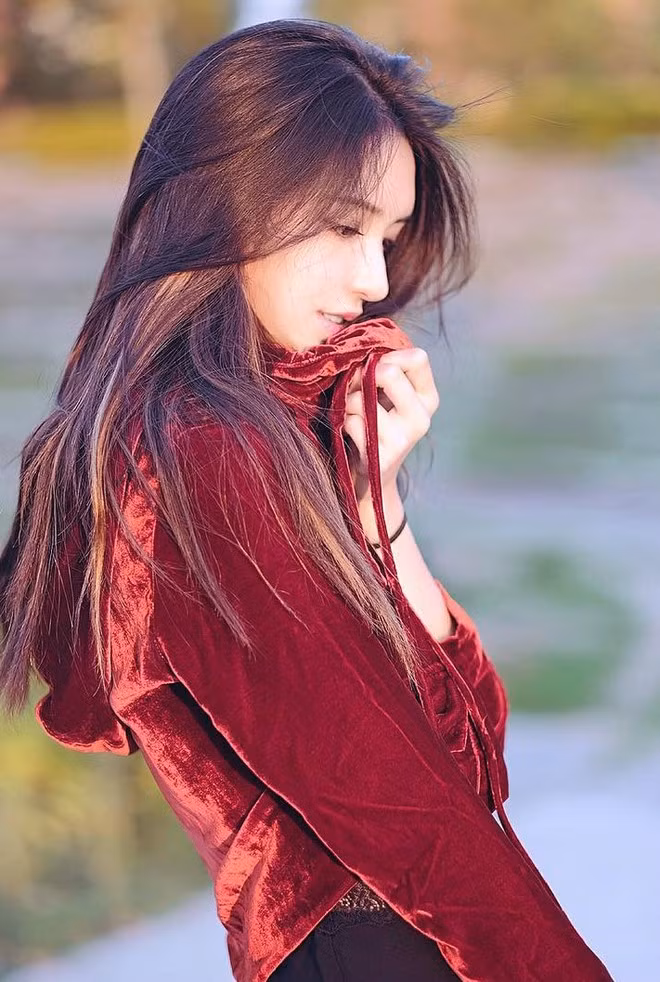 Với nhan sắc "cực phẩm", ngoài công việc kinh doanh trên mạng, Aileena còn được rất nhiều nhãn hàng thời trang mời làm mẫu ảnh.
