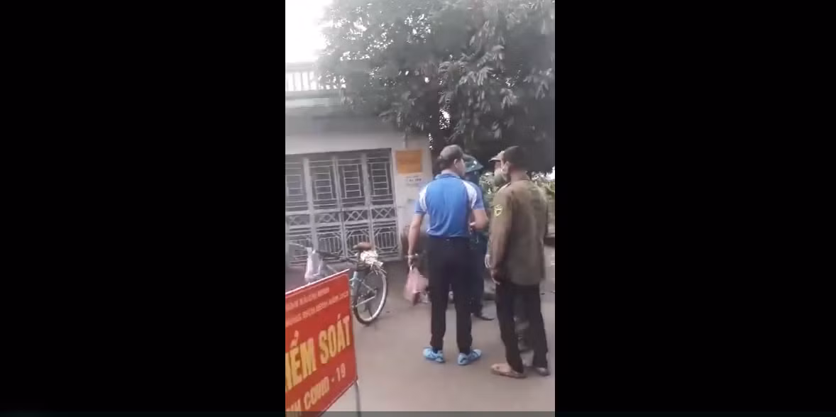 Khong deo khau trang, nguoi dan ong co hanh dong khien ai cung phan no