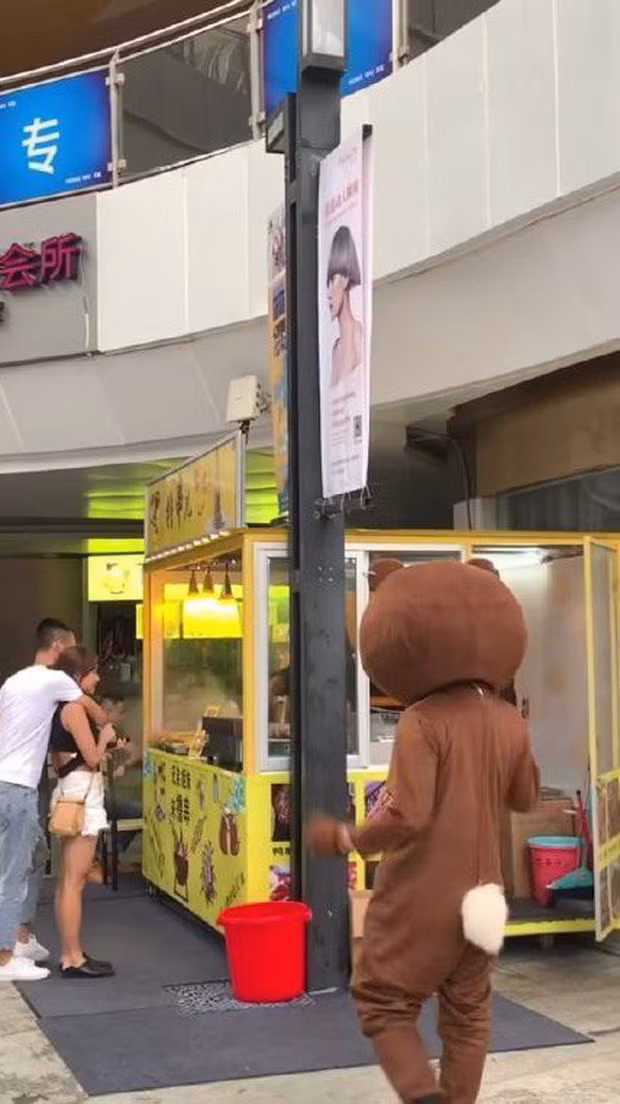 Vuot 2400km mung sinh nhat ban gai, chang trai dau don quay di