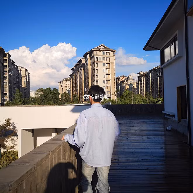 Hạo Băng của hiện tại đã trưởng thành hơn, gầy hơn, khí chất hơn và cũng điển trai hơn rất nhiều.