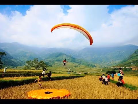 Vào khoảng trung tuần tháng 9, sắc vàng bắt đầu bao phủ khắp núi rừng Tây Bắc. Đây cũng là thời điểm tiết trời ôn hòa hơn, tạo điều kiện lý tưởng để các phượt thủ chinh phục những cung đường núi hiểm trở, chạm đến khung cảnh hùng vĩ, hoang sơ của đất trời.