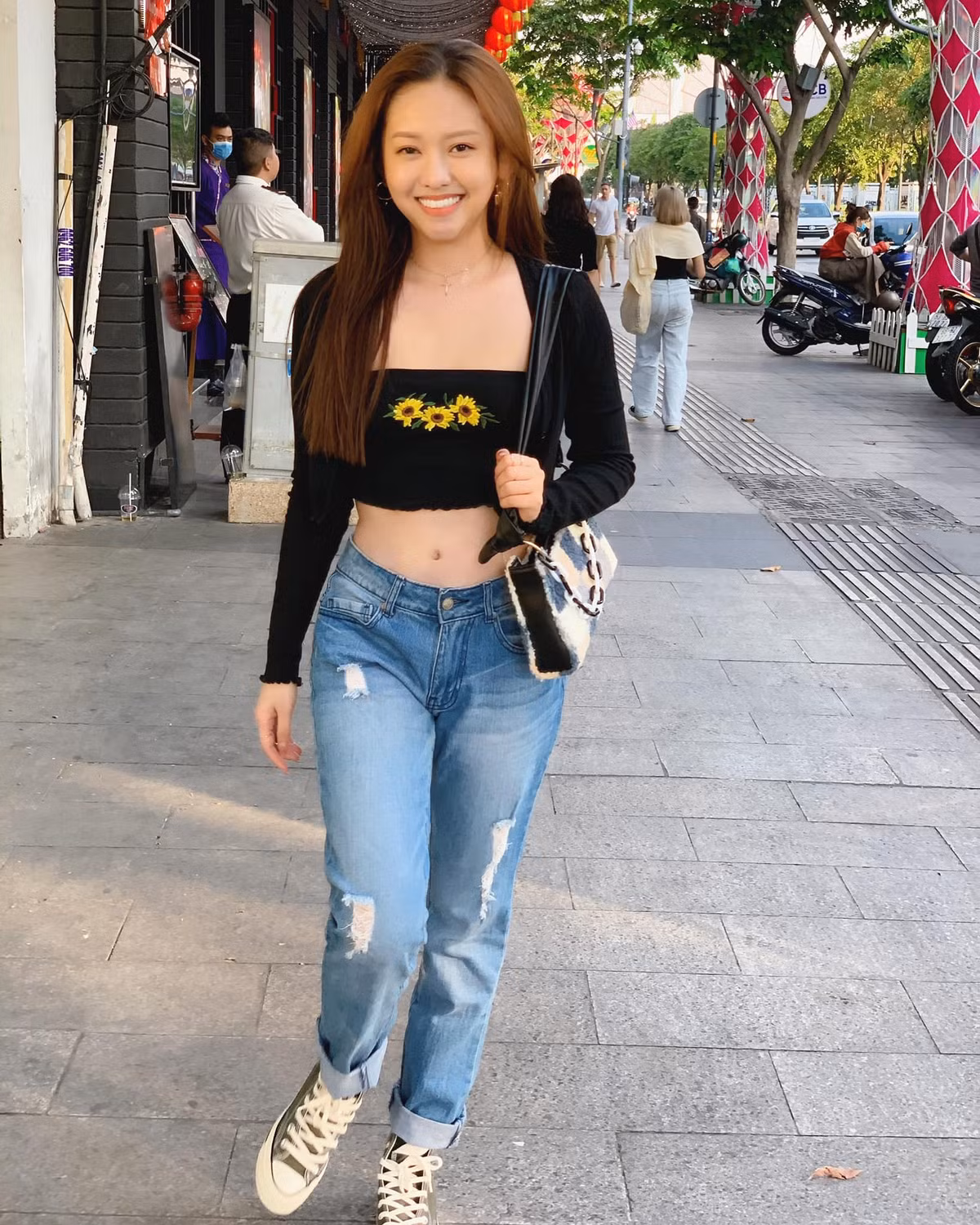 Trước đó, hot girl quê Cà Mau từng rất nhiều lần bị dân mạng chê bai, body body shaming ngay trên chính trang Facebook cá nhân của bản thân. Cô nàng cũng ngậm ngùi chia sẻ đôi lúc không dám đọc hết, chỉ lẳng lặng chờ mọi thứ qua đi.
