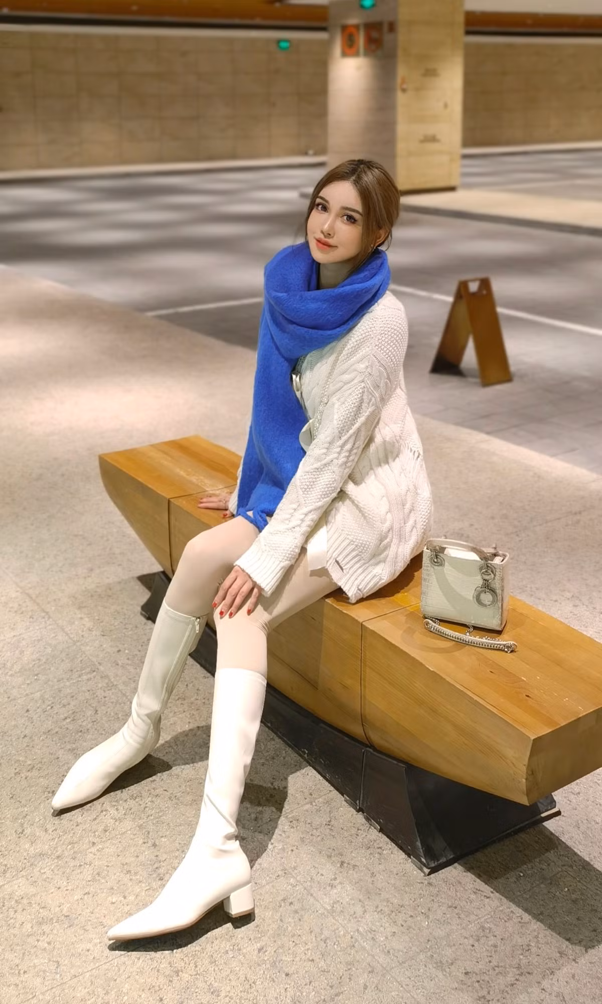 Ca phẫu thuật đầu tiên của Abby diễn ra khi cô mới 14 tuổi với thủ thuật hút mỡ đùi. Thời điểm này do mắc một chứng bệnh tự miễn, Abby bị tăng cân ngoài tầm kiểm soát, tích tụ nhiều mỡ ở đùi nên mẹ cô đã chi trả cho ca hút mỡ của con gái.