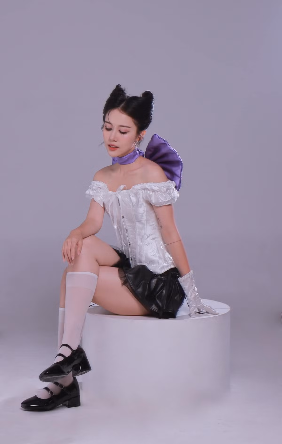 Với lợi thế gương mặt nhỏ nhắn cùng thân hình mảnh khảnh, Hậu Hoàng đã hóa thân thành công thành một cô mèo xinh đẹp, đáng yêu nhưng không kém phần tinh nghịch.