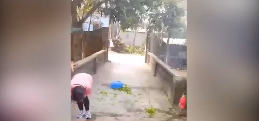 Sau thảm họa vẩy rau, cô gái "đảm đang" áo hồng vừa buồn cười, vừa xấu hổ ôm mặt, phía xa là rổ rau vung vãi.