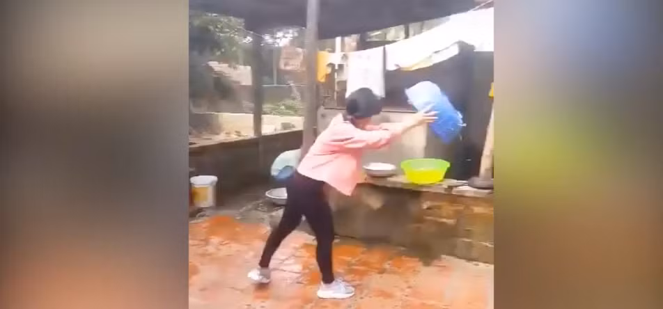 Muốn thể hiện chút "tài lẻ" trước mặt bạn bè, cô gái áo hồng đã xung phong vẩy rau. Tuy nhiên khi vừa đưa rổ lên, rau đã bay sạch ra ngoài.