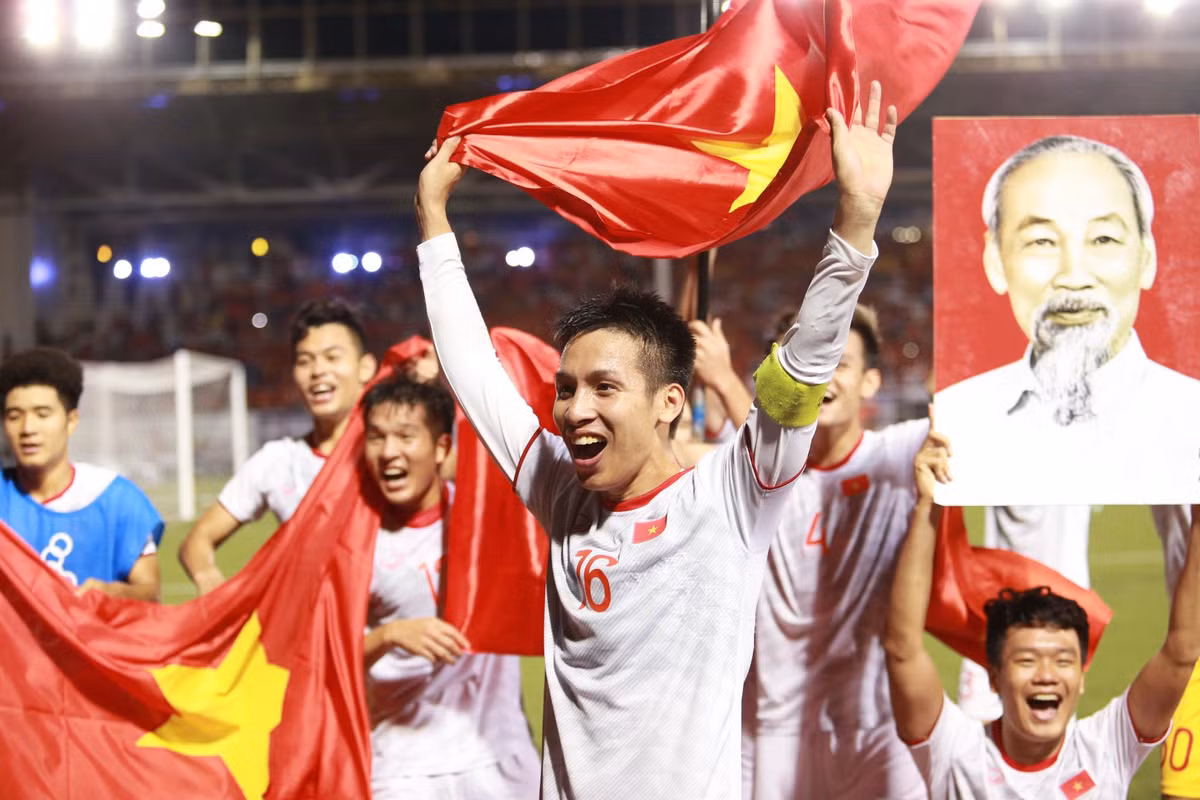 Gianh HCV SEA Games, Duc Huy hua tang qua het hon cho U22 Viet Nam
