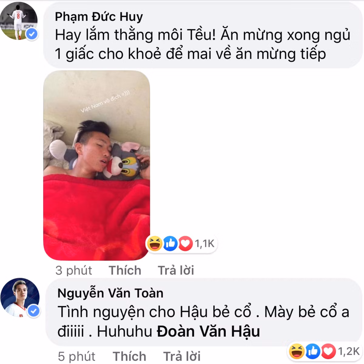 Làn người hùng trong trận chung kết SEA Games, Đoàn Văn Hậu được đàn anh dành cho nhiều đặc quyền. Trong khi Văn Toàn khao khát được "ông trời con" bẻ cổ thì Đức Huy lại vui mồm gọi cầu thủ quê Thái Bình là "thằng môi Tều".