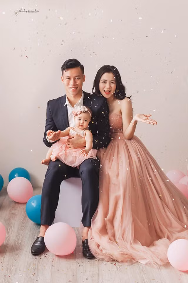 Quế Ngọc Hải quen Thuỳ Dương vào năm 2014 khi đến xem cuộc thi Hoa khôi ĐH Vinh, cô cũng chính là người đăng quang hoa khôi năm đó. Sau 2 năm kiên trì tán tỉnh, chàng cầu thủ mới làm xiêu lòng người đẹp.