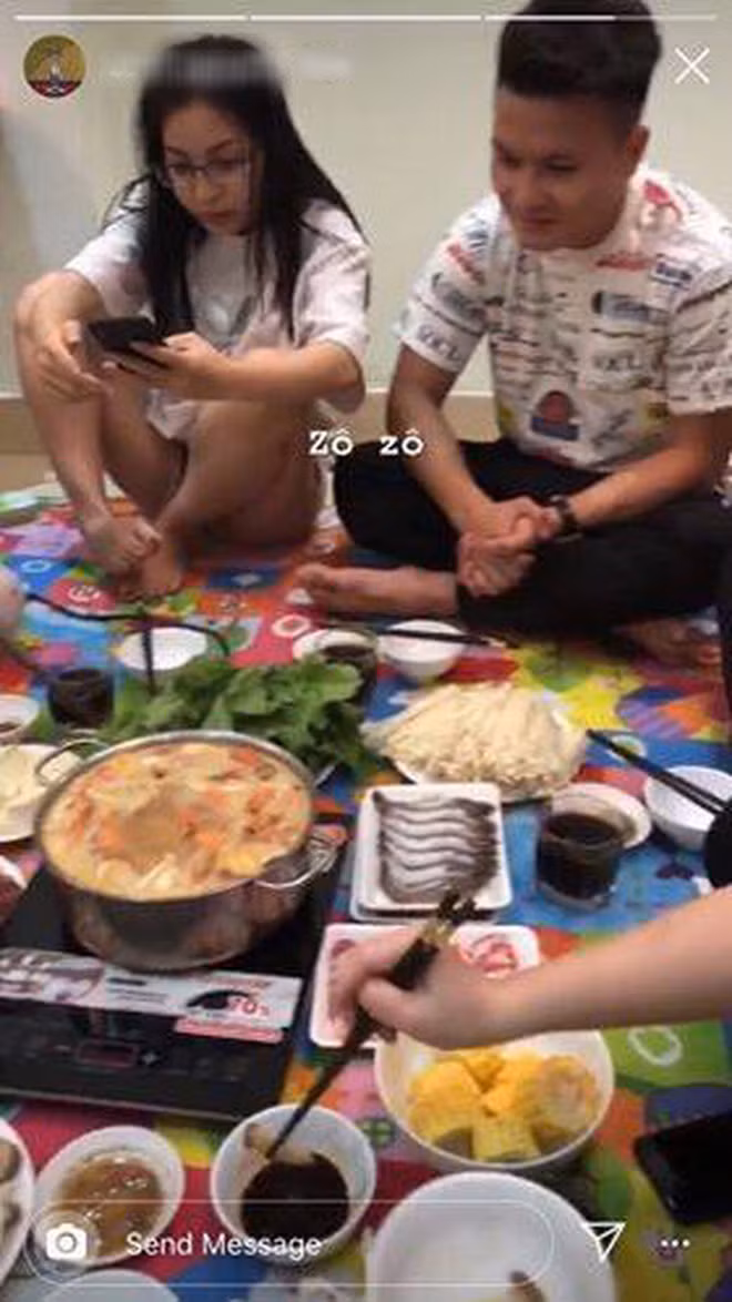 Ngay sau đó, trong một đoạn clip ngắn được bạn bè Quang Hải và Nhật Lê đăng tải cũng lộ hình ảnh cặp đôi ngồi cạnh nhau trong bữa ăn. Hot girl Quảng Nam ăn mặc xuề xoà, tóc tai rũ rượi khác hẳn hình ảnh thường ngày.