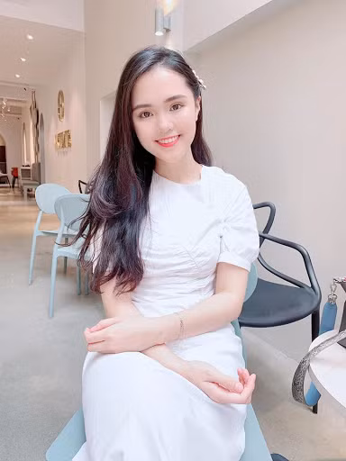 Là một tiểu thư cành vàng lá ngọc, không khó khi lên trang cá nhân của công chúa béo và thấy những bức hình được xếp ngập tràn hàng hiệu đắt đỏ. Nhưng kể từ ngày lấy Duy Mạnh làm chồng, Quỳnh Anh hiếm khi khoe hàng hiệu xa xỉ như xưa.