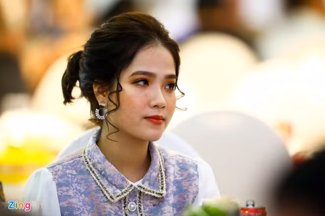 Thế nhưng nhiều người vẫn cho rằng việc con gái dùng phần mềm chỉnh ảnh nên bên ngoài kém xinh hơn là điều quá bình thường. Hơn nữa góc chụp, ánh sáng cũng là yếu tố rất quan trọng nên bị chụp lén mà vẫn được như Huyền My là xuất sắc lắm rồi.