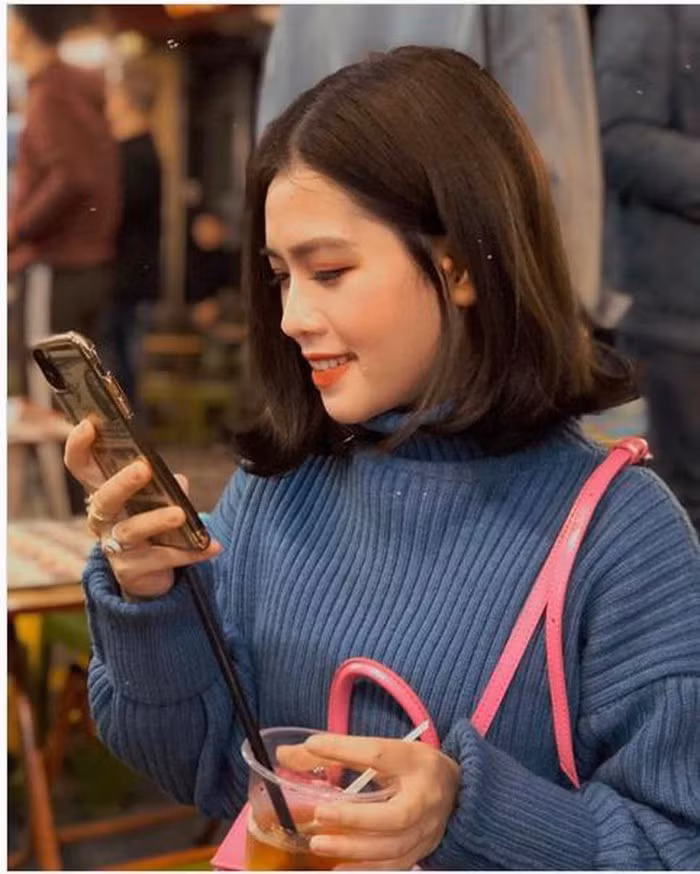 Không chỉ bị chê về đôi chân "cột đình", phong cách thời trang quê mùa, Huyền My còn bị người hâm mộ nhận xét rằng có nụ cười cực xấu. Chẳng thế mà khi chụp ảnh, cô nàng rất ít khi tạo dáng tươi tỉnh.