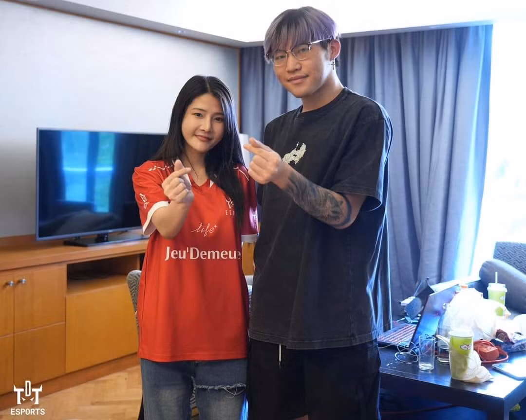 Màn tạo dáng thả tim với tuyển thủ Nailiu của team bạn.