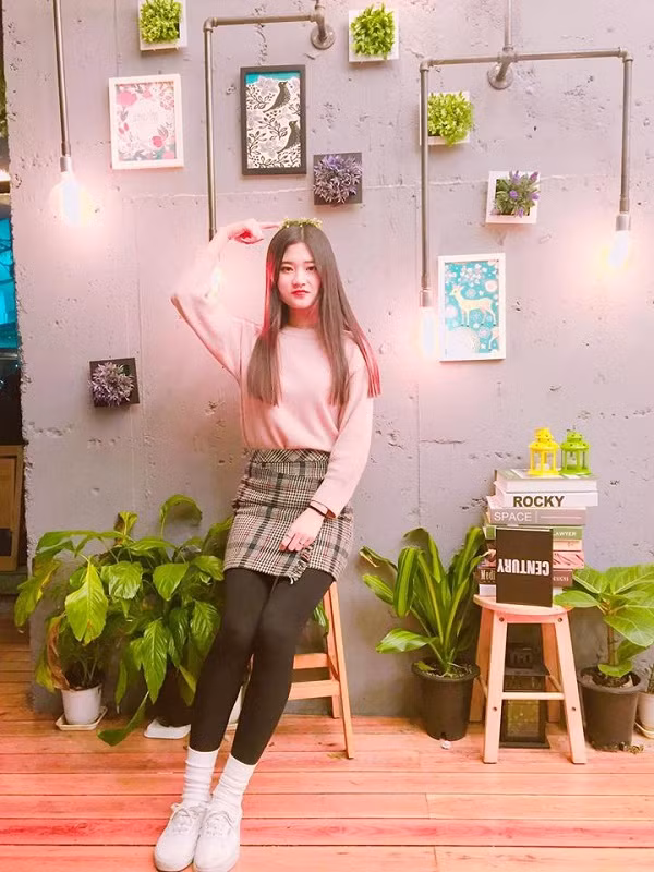 Cô cũng nhận được nhiều hợp đồng quảng cáo từ các hãng ván trượt, thương hiệu thời trang, mỹ phẩm...