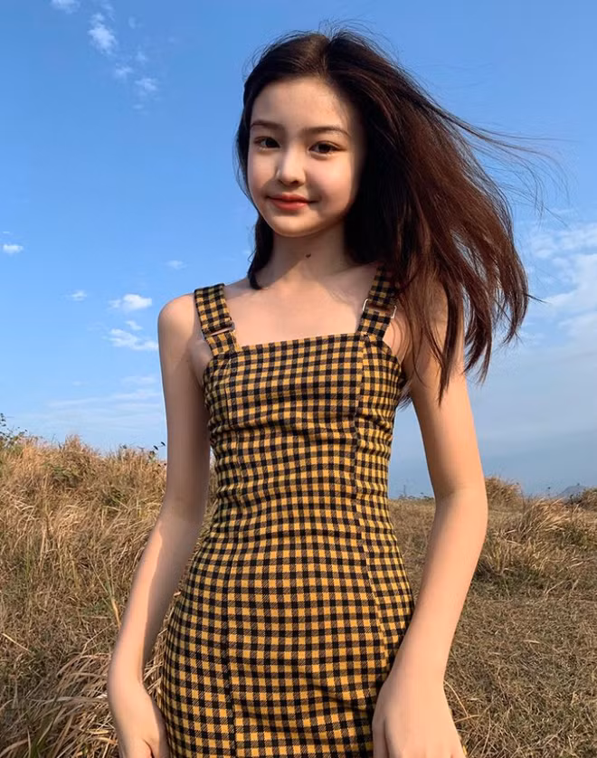 Tại Hong Kong, Tianyi còn được chú ý khi là một Rich Kid đích thực, có nhờ cuộc sống trong mơ. Cô bé đi du lịch, check-in tại rất nhiều địa danh trên thế giới và tới Châu Âu như cơm bữa.