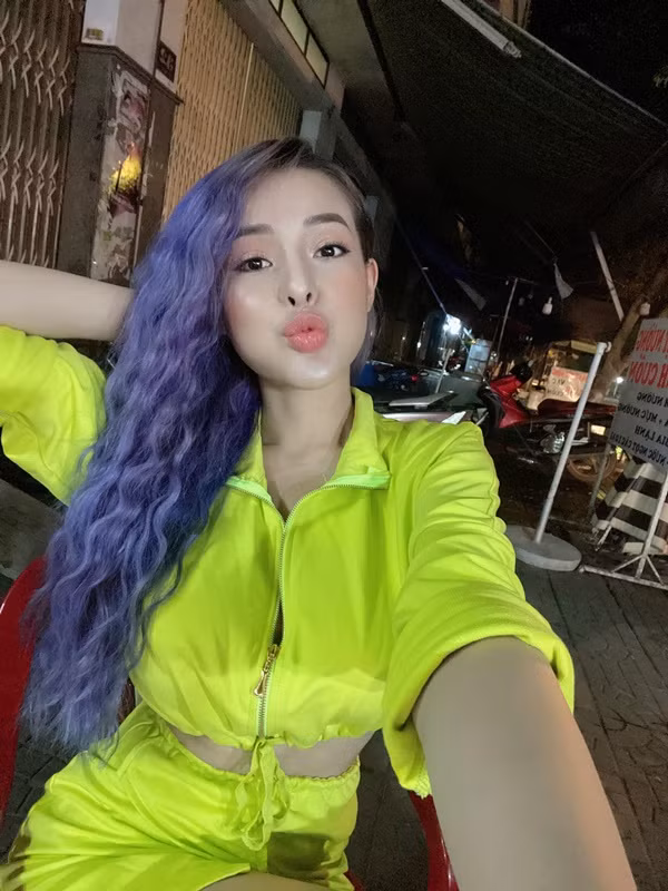 Trước đó, hot girl Ngân 98 cũng đã từng nhuộm tóc màu tím, thế nhưng đó là màu tím sữa, kém nổi bật hơn hẳn so với tông màu hiện tại. Được biết, để sở hữu được những màu tóc cực kỳ lạ như thế này thì phải trải qua một vài lần tẩy tóc, vừa xót da đầu, tốn kém lại mất thời gian.
