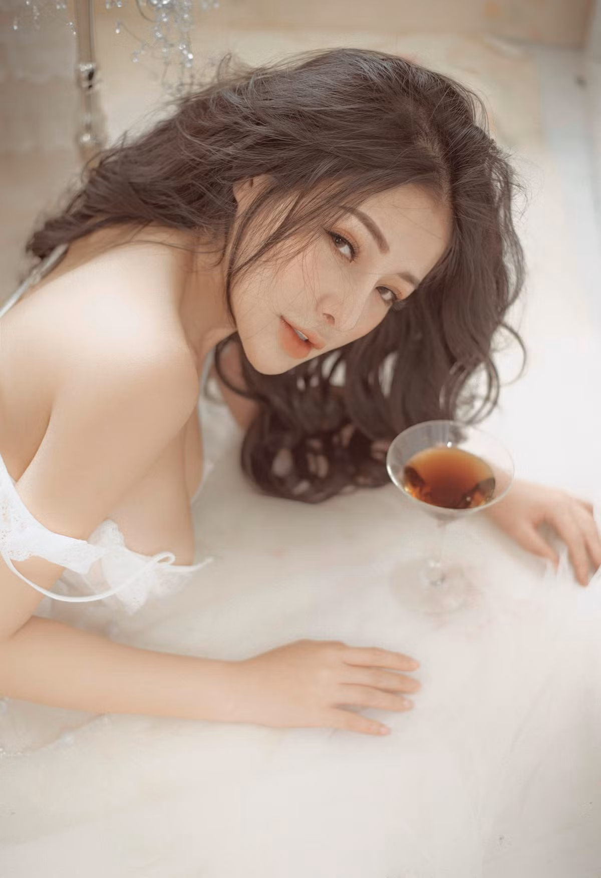 Ngân 98 được biết đến là hot girl mạng xã hội với những màn khoe thân nóng bỏng, liên tục dính phải những scandal trời ơi đất hỡi mà cộng đồng mạng từng đặt nghi vấn cô tự tạo ra để nổi tiếng. Mới đây, cô nàng bị tạm giữ vì dương tính với chất ma túy khi đang biểu diễn tại một quán bar ở Tây Ninh.