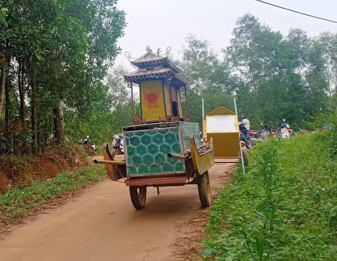 Bang hoang phat hien thi the 2 thanh nien nam gan nhau o bia rung