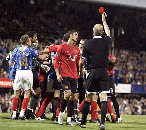 Portsmouth vs Manchester United (8/2007): Sir Alex Ferguson đã phản đối lại quyết định của trọng tài đuổi Ronaldo khi anh dùng ‘thiết đầu công’ trong trận hòa 1-1 với Portsmouth nhưng sau đó án phạt treo giò ba trận vẫn được giữ nguyên.