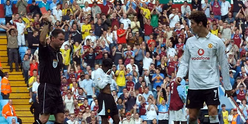 Aston Villa vs Manchester United (5/ 2004): Thẻ đỏ đầu tiên của Ronaldo đến ở trận đấu trên sân Villa Park trong ngày cuối cùng của mùa giải 2003-04. Cầu thủ người Bồ Đào Nha đã mở tỷ số ở phút thứ tư với một cú sút xa nhưng sau đó anh đã bị truất quyền thi đấu do phải nhận thẻ vàng thứ hai ở phút 85 vì hai thẻ vàng do hai lỗi ăn vạ và cầu giờ.