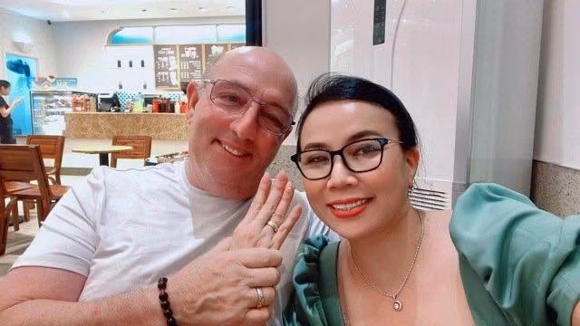 Được biết, chị Hà Thị Huệ (Lily Thanh Huệ), một ca sĩ tự do và dược sĩ tại Biên Hòa, Đồng Nai, chị từng có một cuộc hôn nhân đổ vỡ với 1 đứa con trai. Từ sau khi thất bại trong chuyện tình cảm đôi lứa, chị khép cửa trái tim, không nghĩ rằng mình sẽ đi tiếp bước nữa.