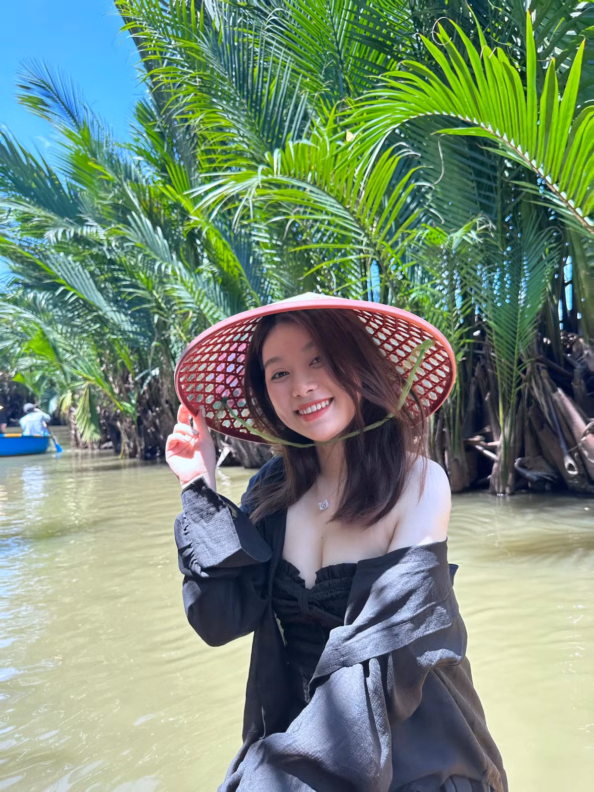 Đó là Lê Ngọc Thoan (Cầu Giấy, Hà Nội) làm nghề tư vấn du lịch tự do và mở một cửa hàng kinh doanh.