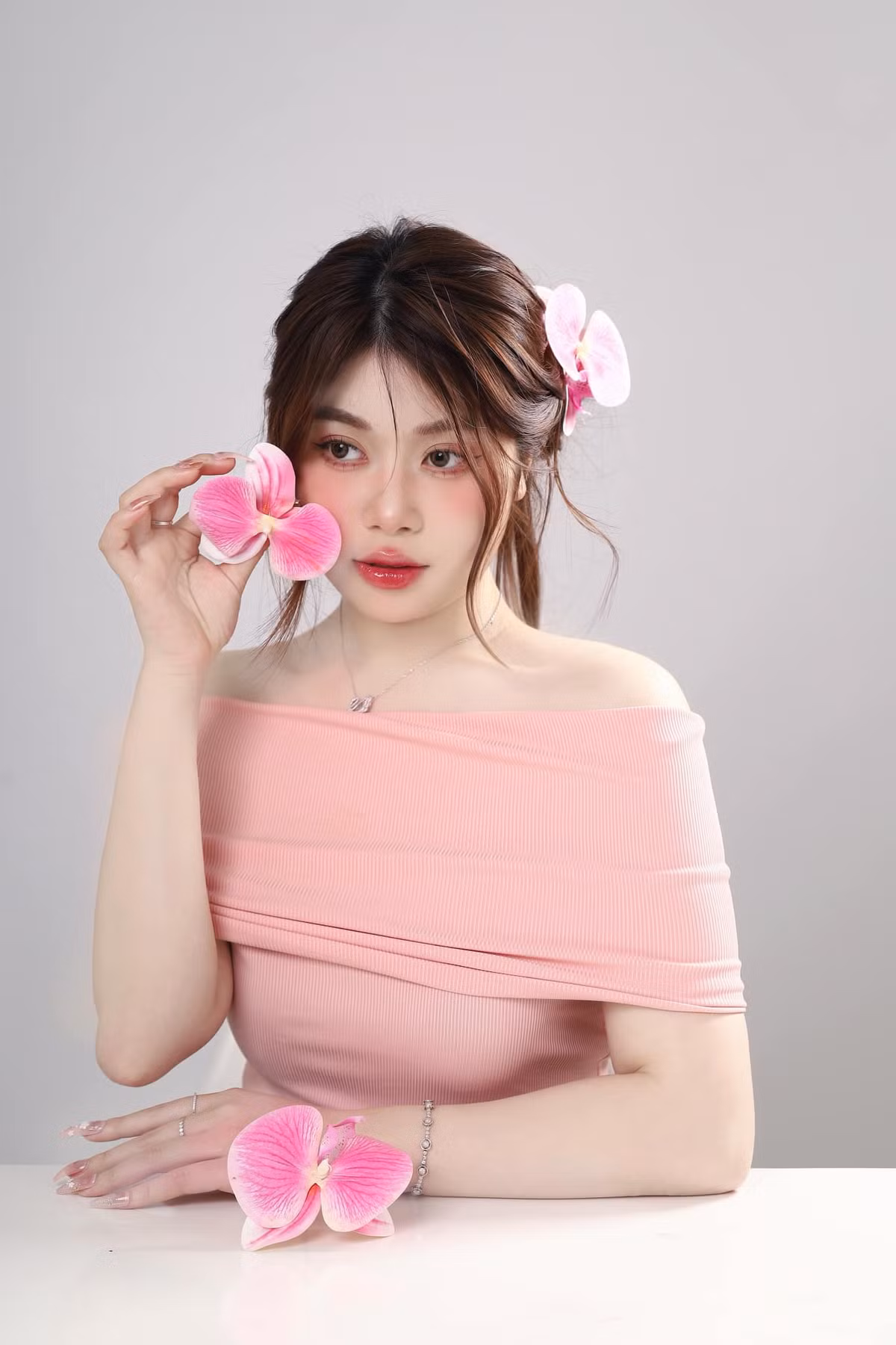 Nhiều người đã ngợi khen cô gái trẻ này là "vừa đảm vừa xinh".