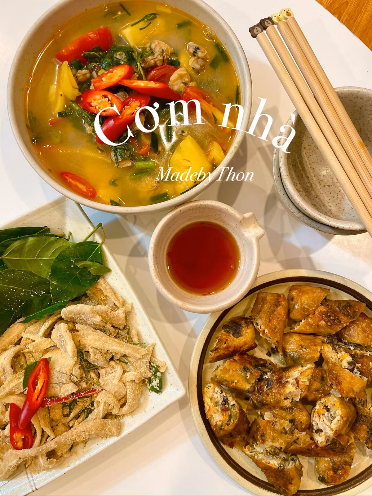Ngoài thực phẩm mua từ chợ, cô còn tận dụng đồ ăn của gia đình gửi từ quê lên như thịt gà, cá, rau củ quả.