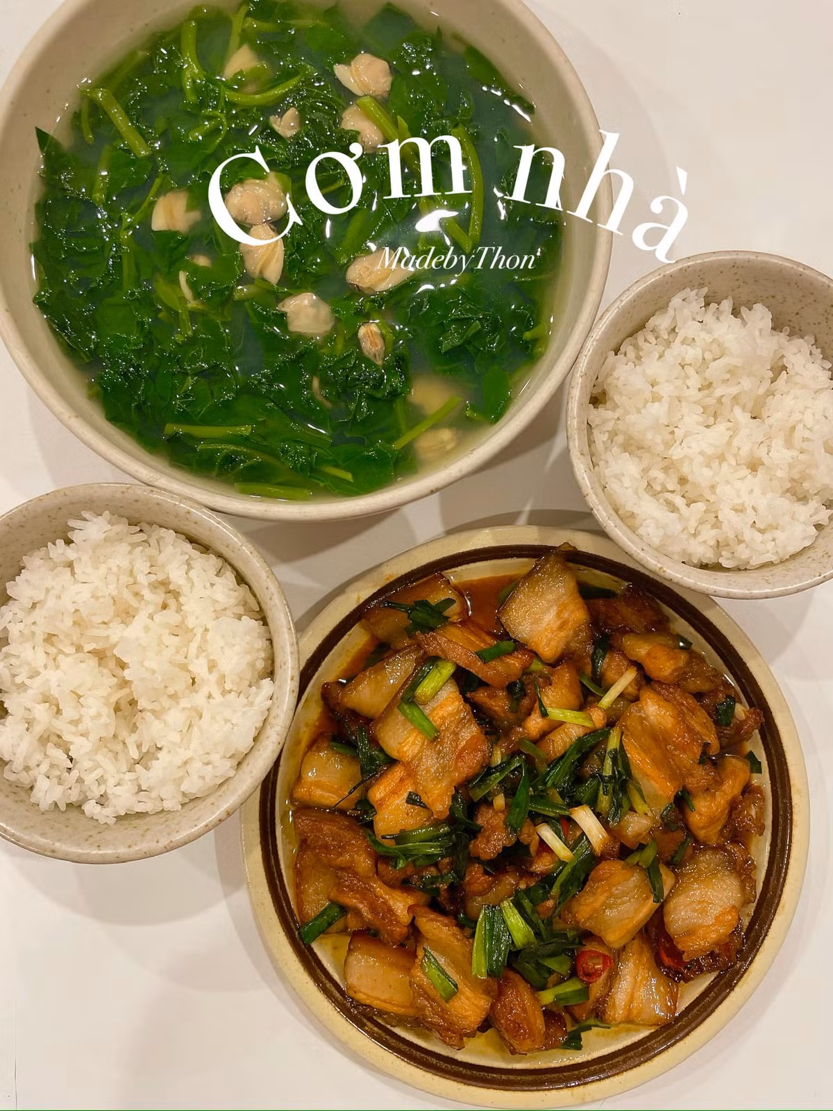 Mới đây, một số page về yêu bếp đăng tải loạt ảnh mâm cơm nhà của một cô gái trẻ khiến nhiều người chú ý. Điều đặc biệt, những mâm cơm này đều được cô gái cân đối sao cho không quá 100.000 một bữa.