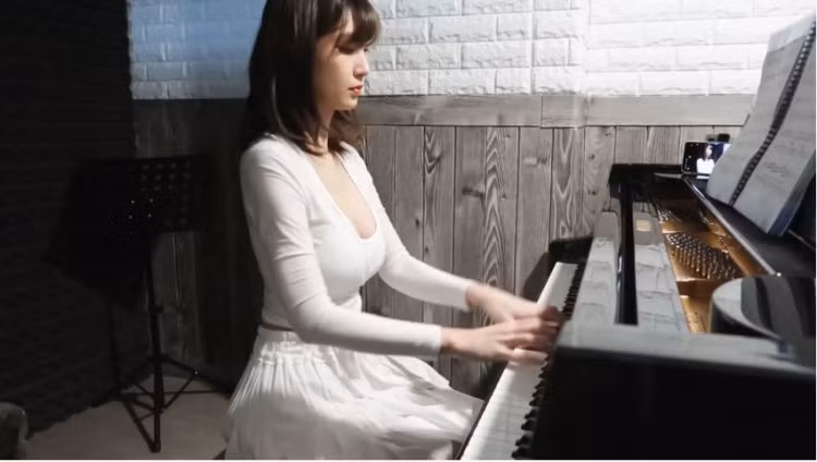Và quả thật, không ngoài dự kiến của cư dân mạng. Phía sau chiếc mặt nạ chính xác là một mỹ nhân thứ thiệt. Ngay sau khi lộ mặt, danh tính của cô nàng nghệ sĩ cũng được hé mở. Hóa ra đó là Leezy, một nghệ sĩ piano và cũng là một Youtuber có tiếng xinh đẹp, đánh đàn hay với giọng ca ngọt ngào nữa.