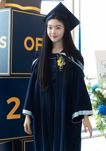 Vừa tròn 18 tuổi nhưng Lọ Lem sở hữu nhan sắc không phải dạng vừa cùng chiều cao lý tưởng 1m70.