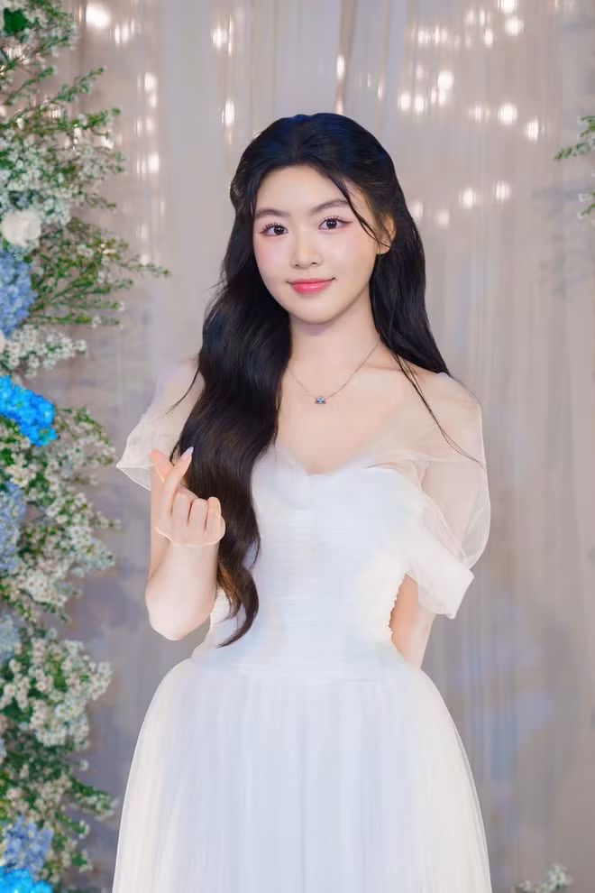 Càng lớn, con gái đầu MC Quyền Linh càng được netizen khen ngợi bởi vẻ ngoài dậy thì ngày càng xinh xắn, trong trẻo.
