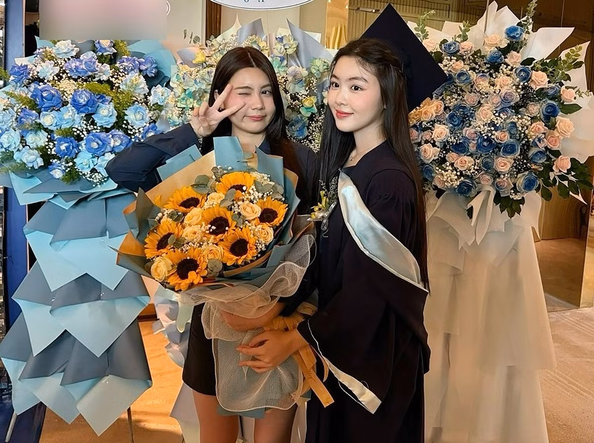 Hạt Dẻ, 15 tuổi, mang hoa đến mừng chị gái tốt nghiệp. Trên mạng xã hội, khán giả để lại nhiều bình luận khen ngợi sắc vóc của chị em Lọ Lem - Hạt Dẻ.