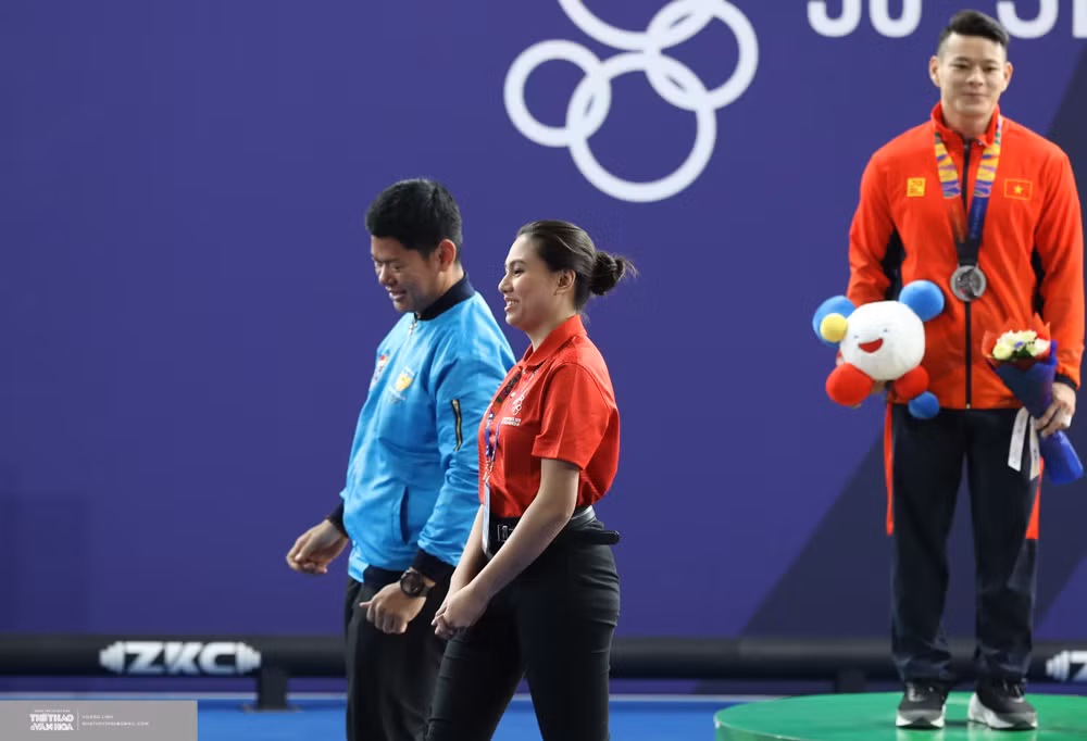 Ngay sau khi những tấm ảnh cô gái lễ tân được đăng tải, nhiều người đã tỏ ra thích thú bởi tại SEA Games năm nay có quá nhiều trai xinh, gái đẹp.