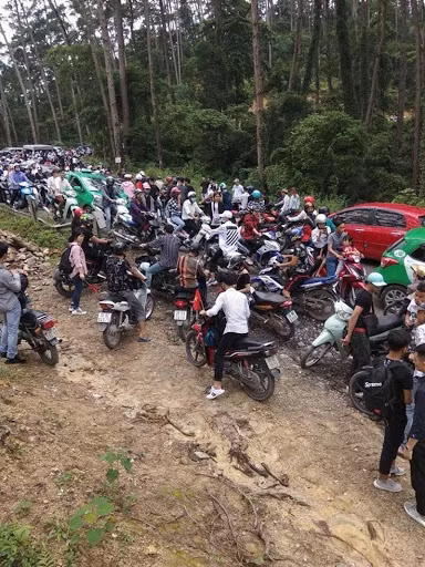 Tam Đảo (tỉnh Vĩnh Phúc) vốn là một địa danh quen thuộc của rất nhiều bạn trẻ miền Bắc bởi đường đi thuận tiện, khá gần so với Hà Nội và khí hậu mát mẻ. Không chỉ có Valentine, bất kỳ dịp lễ nào, hình ảnh dòng người ùn ùn kéo về đây cũng khiến dân mạng phải choáng váng. Chính bởi đông đúc nên đây không phải địa điểm khôn ngoan để tới vui chơi giữa mùa dịch corona.