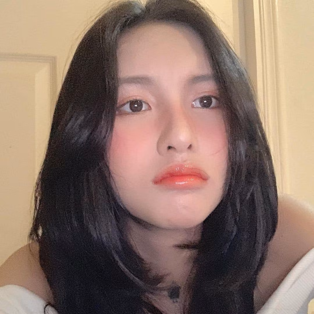 Lâm Minh sinh năm 1998, ở TP HCM. Cô nổi tiếng với vai trò người mẫu ảnh, fashionista và được khá nhiều thương hiệu thời trang trong nước săn đón.