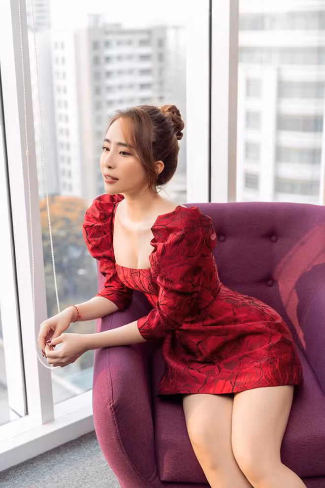 Sau khi công khai việc nâng ngực, Quỳnh Nga ngày càng ăn mặc gợi cảm. Cô chuộng những bộ váy ngắn và khoét sâu hơn.