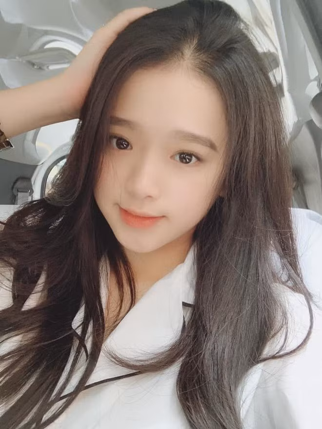 Linh Ka là cái tên không thể thiếu trong danh sách những hot girl đi lên nhờ phát ngôn gây sốc. Cô nàng từng phải lên tiếng xin lỗi về câu nói: "Điểm đâu quan trọng, bây giờ có thể mua được điểm cấp và điểm đại học mà". Ảnh: tiin.vn