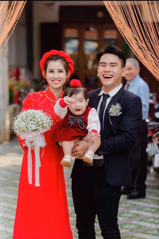 Với loạt biểu cảm đa dạng và không đụng hàng của mình, cô bé đã khiến cộng đồng mạng "dậy sóng". Nhiều cư dân mạng bày tỏ sự thích thú và dành những lời ngọt ngào cho bé gái cũng như cho cả gia đình:"Yêu quá cơ. Em bé giống ba quá!". "Vợ chồng đẹp đôi có bé con yêu ghê". "Bé dễ thương quá. Chúc gia đình hạnh phúc ạ". "Hai vợ chồng đều đẹp chắc em bé lớn lên nhan sắc cũng đỉnh lắm đây!".