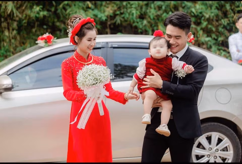 Sự xuất hiện của cô bé Bee đã khiến đám cưới của bố mẹ mình trở nên đặc biệt hơn bao giờ hết. Đây chắc hẳn là kỷ niệm khó quên đối với gia đình nhỏ đáng yêu này.