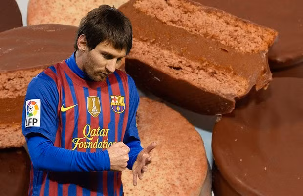 Khi còn bé, ngôi sao bóng đá Messi được HLV đưa ra phần thưởng là nếu ghi bàn sẽ được ăn món alfaijor (bánh ngọt Argentina). Tuy nhiên, khi Pep Guardiola lên nắm quyền tại Barca, ông yêu cầu Messi chấm dứt việc ăn bánh ngọt vì nó không tốt cho anh. Thay vào đó, Messi phải ăn nhiều rau. 