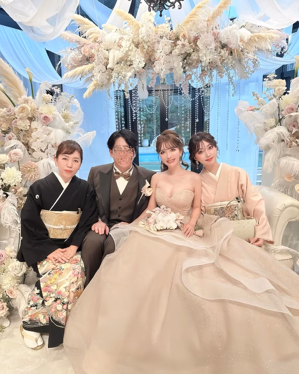 Giữa năm 2023, Chika Yoshikawa tổ chức đám cưới. Trong ngày vui của người chị em đã cùng chung sống suốt 35 năm cuộc đời, Chie xúc động chia sẻ niềm vui với Chika.