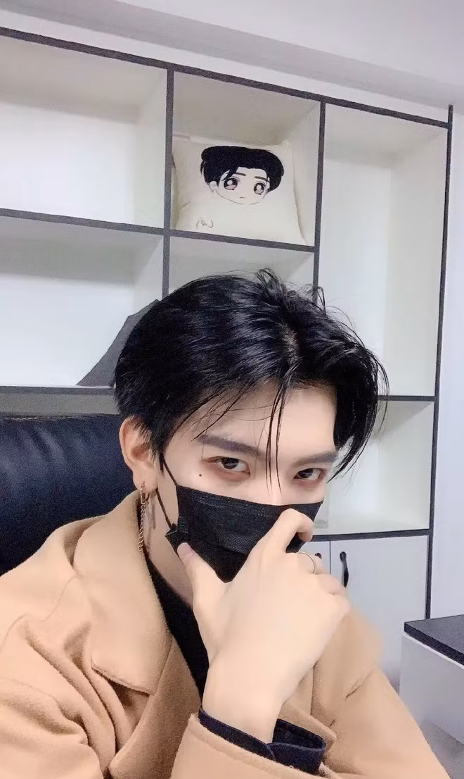 Thế nhưng, trong một lần vô tình lọt vào ống kính người qua đường, nhan sắc thật của "Thất Hạc đại nhân" lúc không còn khẩu trang đã bị tiết lộ.
