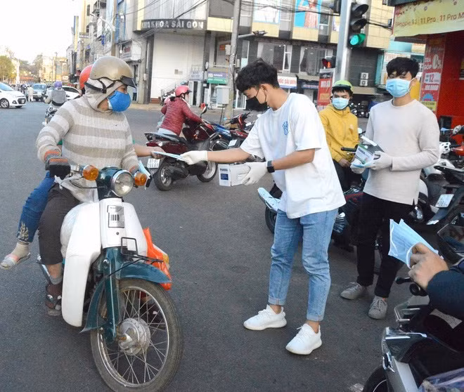 Mới đây, anh chàng có hành đồng khiến ai cũng phải nể phục khi đứng ngoài đường phố Pleiku, phát khẩu trang miễn phí cho mọi để phòng dịch corona đang hoành hành.