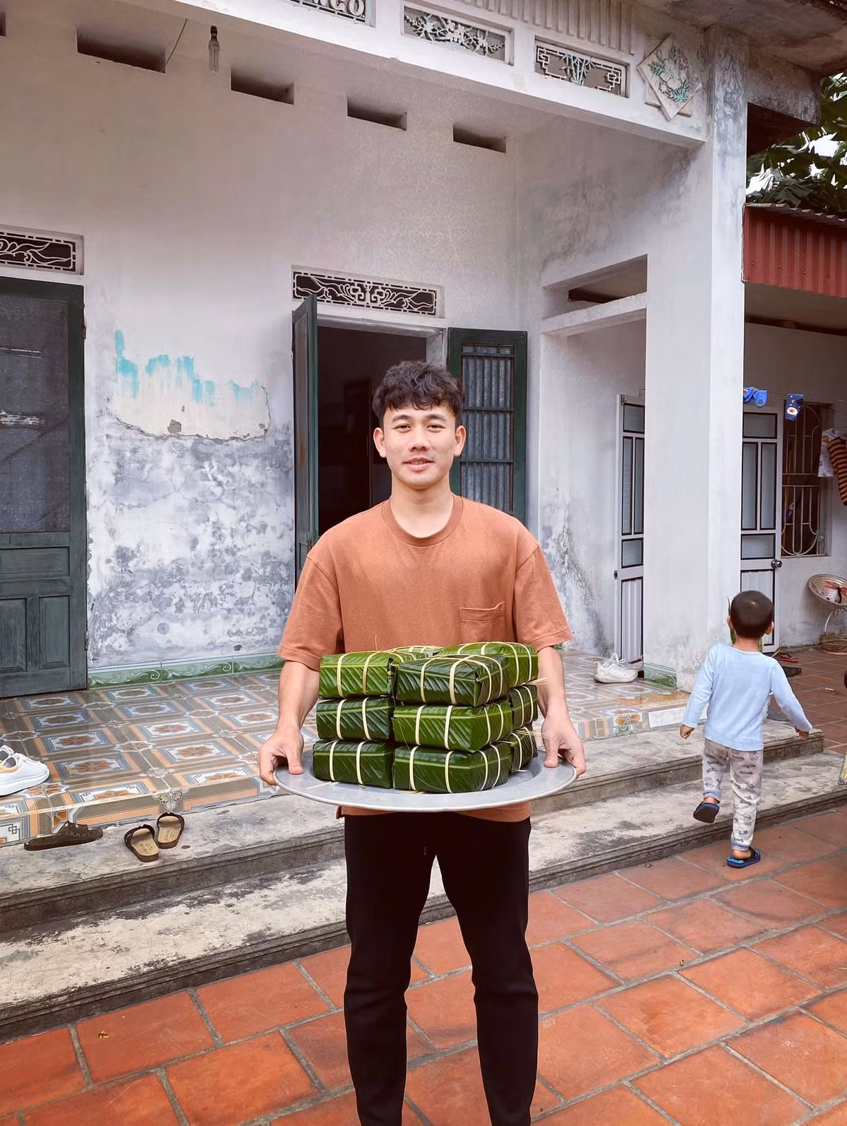 Tết Canh Tý 2020 vừa qua, Minh Vương khoe ảnh tự gói bánh chưng tại nhà cùng mẹ. Cầu thủ gốc Thái Bình hào hứng chuẩn bị một cái Tết ấm áp bên gia đình và người thân.