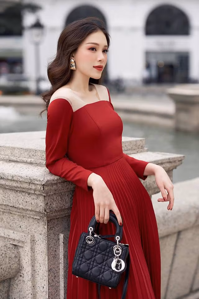 Ngoài là mẫu ảnh, người yêu Phillip Nguyễn có nhiều năm kinh nghiệm làm MC, diễn viên.