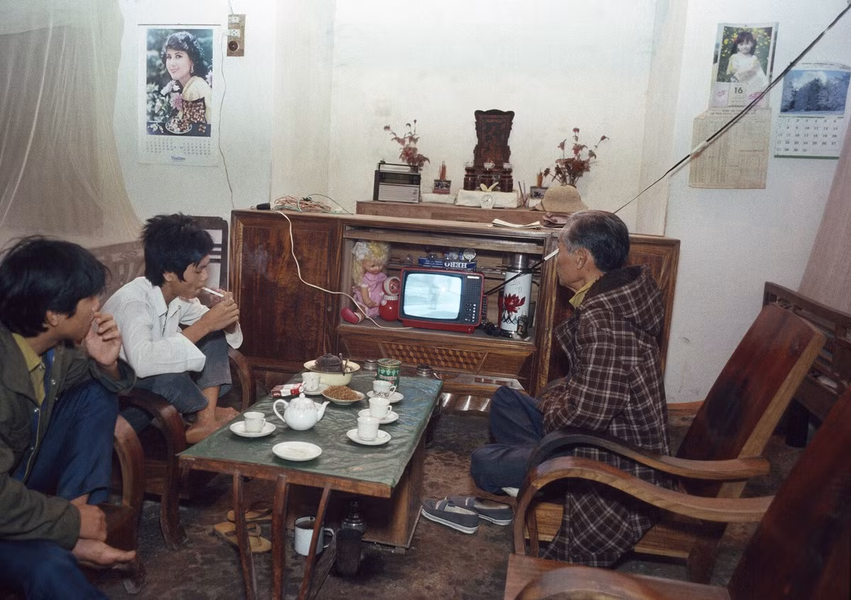 Những ảnh những chiếc bàn ghế xưa, với chiếc TV sử dụng ăng-ten đầy quen thuộc.