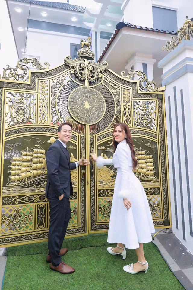 Mới đây, vợ chồng cô đã hoàn thiện 1 căn biệt thự, mời bố mẹ chồng vào ở.