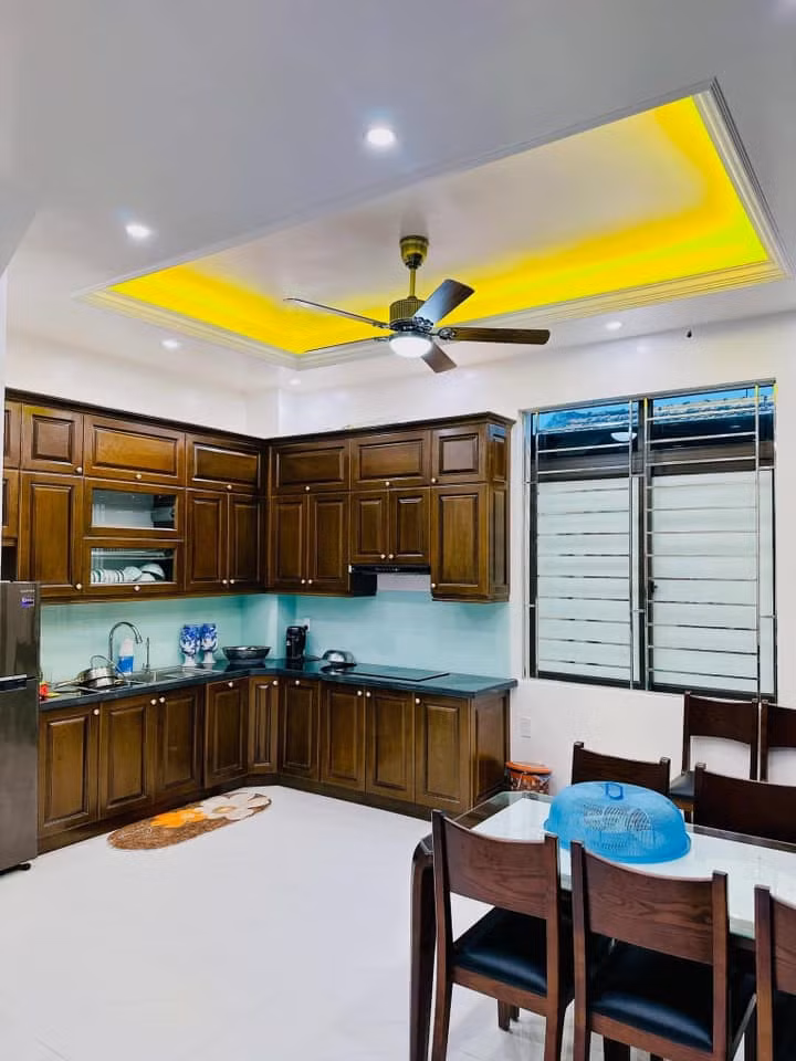 Căn bếp của căn nhà được thiết kế với tông chủ đạo là màu nâu gỗ.